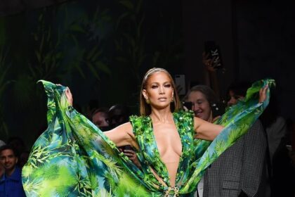 jennifer lopez versace show youtube video 14844593687163823635.