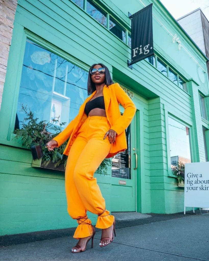 How to wear a yellow outfit