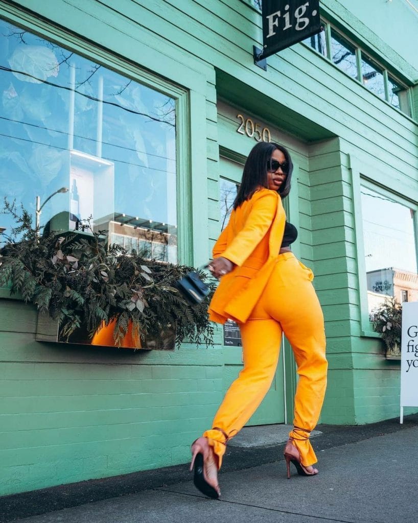 How to wear a yellow outfit
