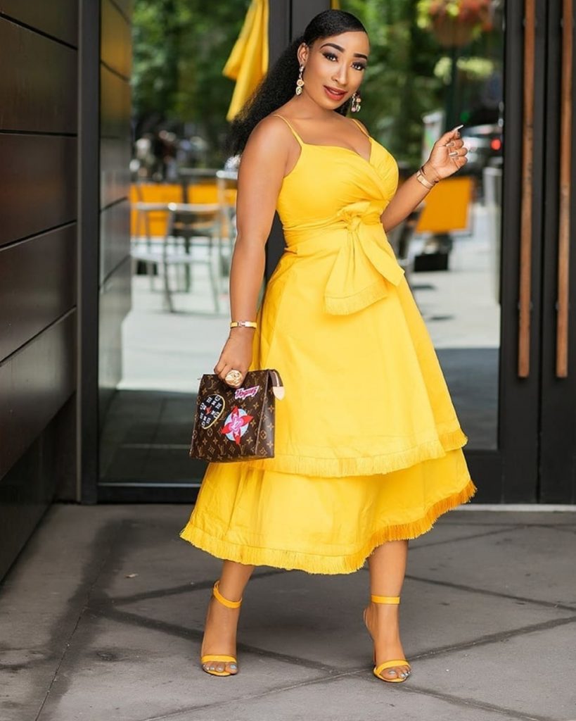 How to wear a yellow outfit