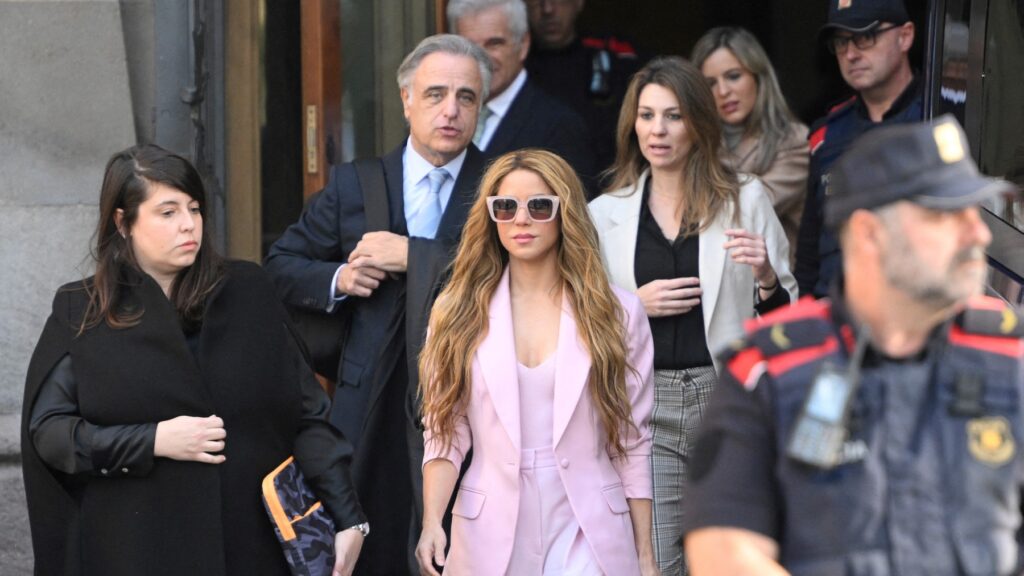 Shakira leaving court