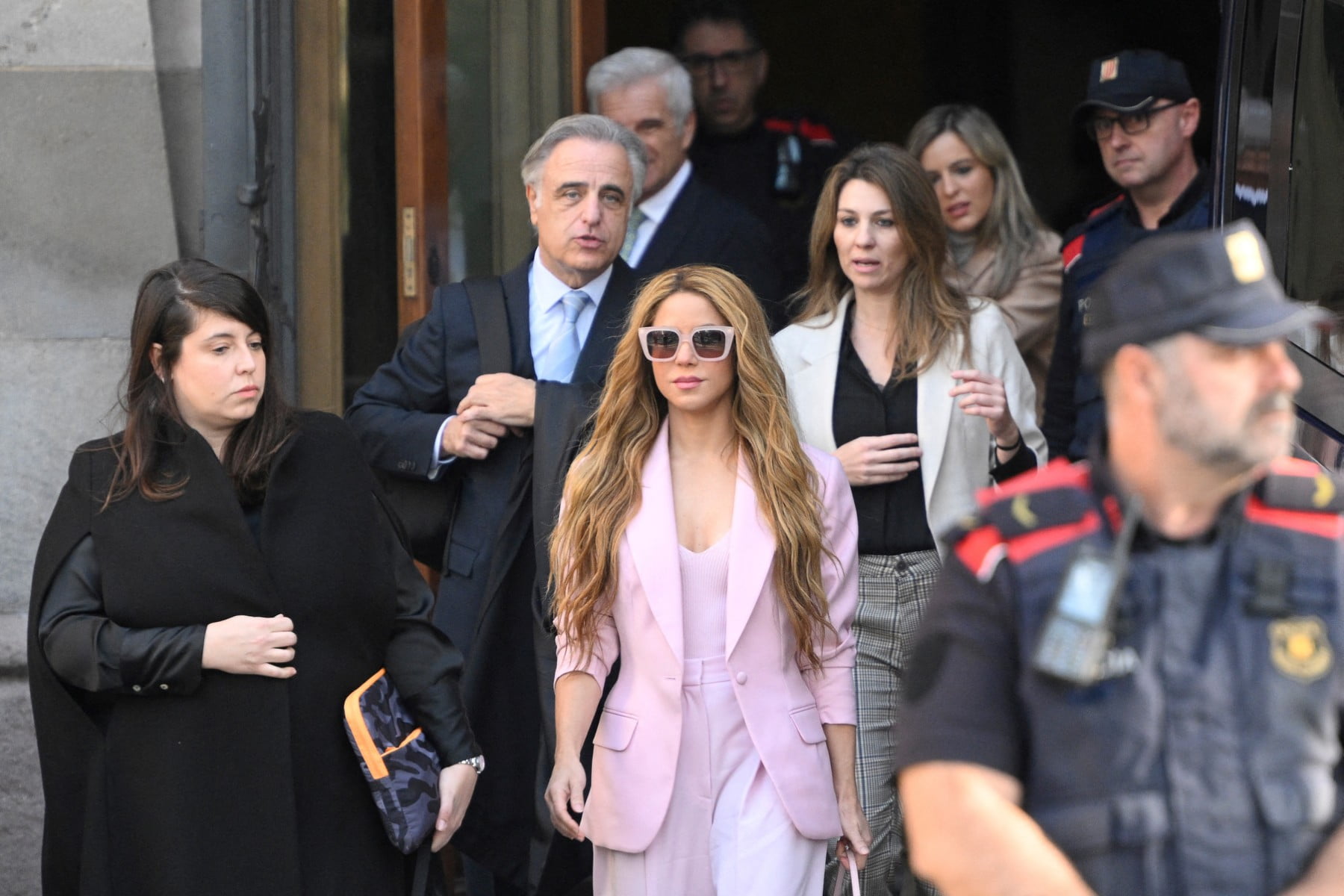 Shakira leaving court