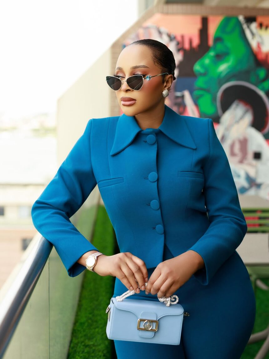 Own Your Next Big Meeting in A Gorgeous Royal Blue Suit Outfit That Does All the Talking